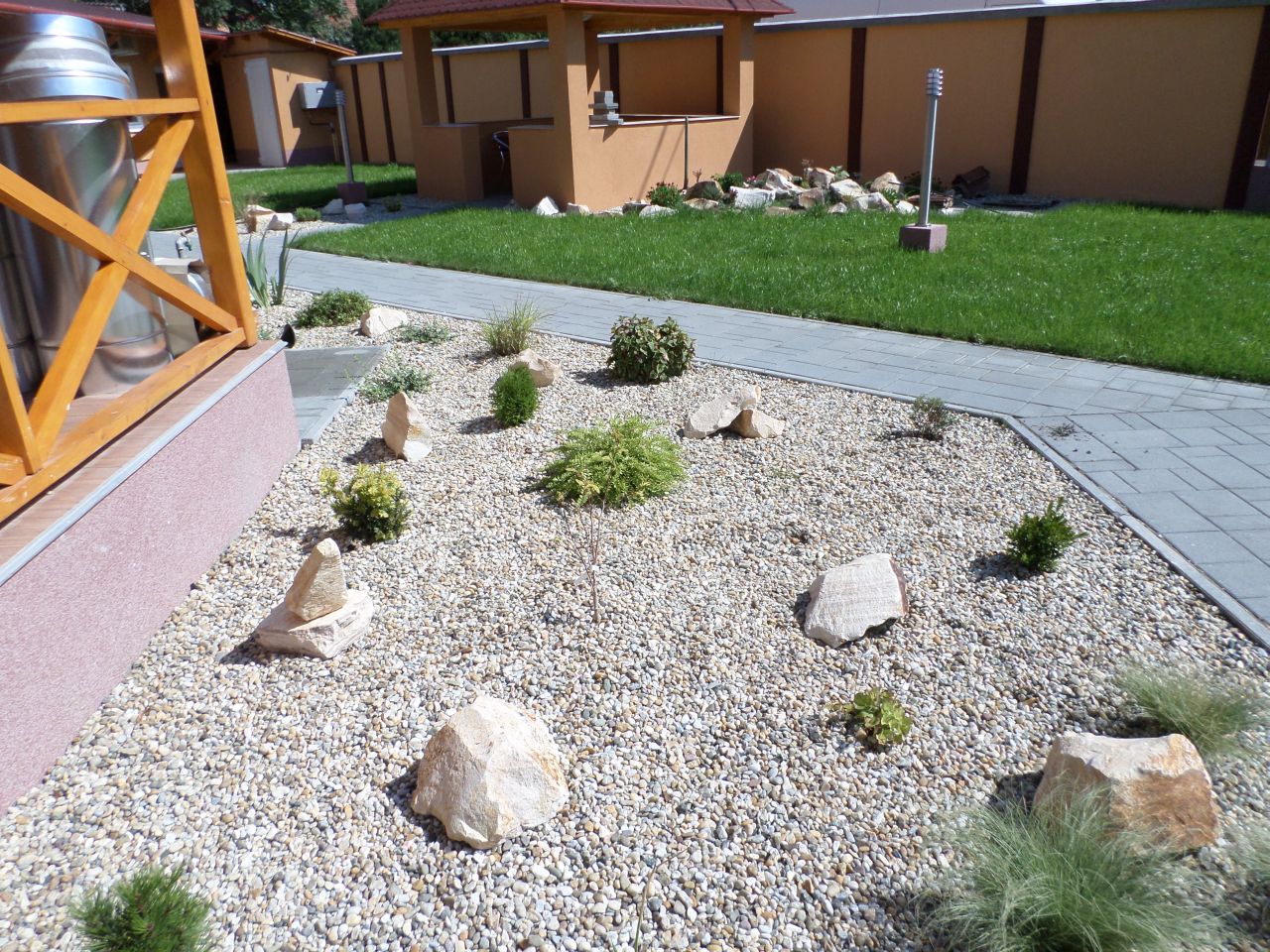 Üzlethelység kertépítése - Kiss Kertész referencia